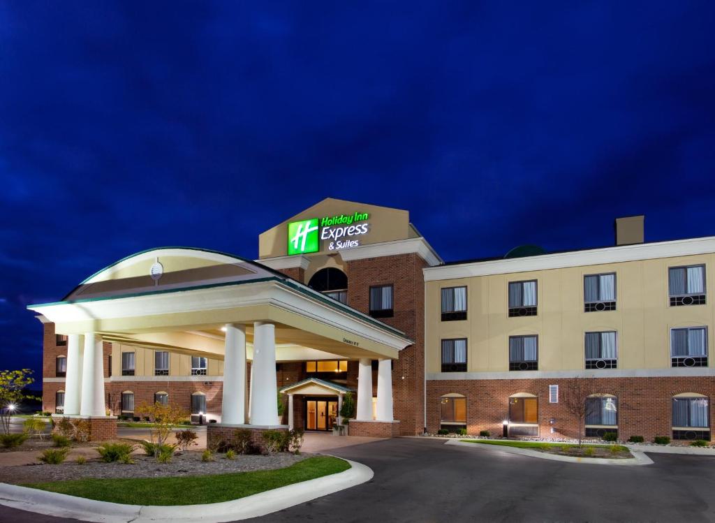 Holiday Inn Express Hotel & Suites Bay City an IHG Hotel - main image