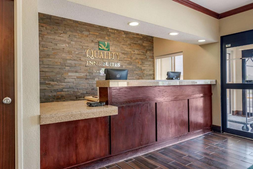 Quality Inn & Suites - image 2