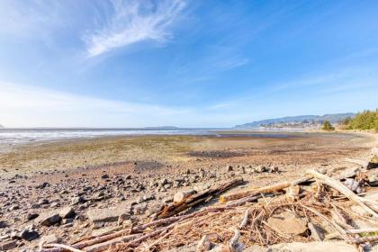 Yurt on the Bay - image 11