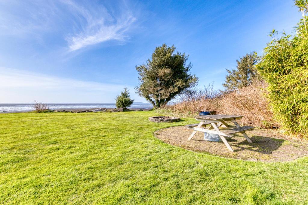 Yurt on the Bay - image 2