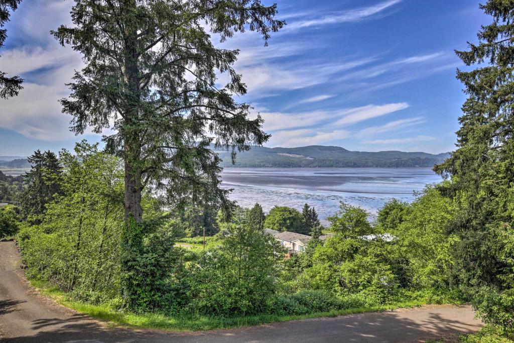 Luxe Coastal Haven with Beautiful Bay Views and Hot Tub - image 3