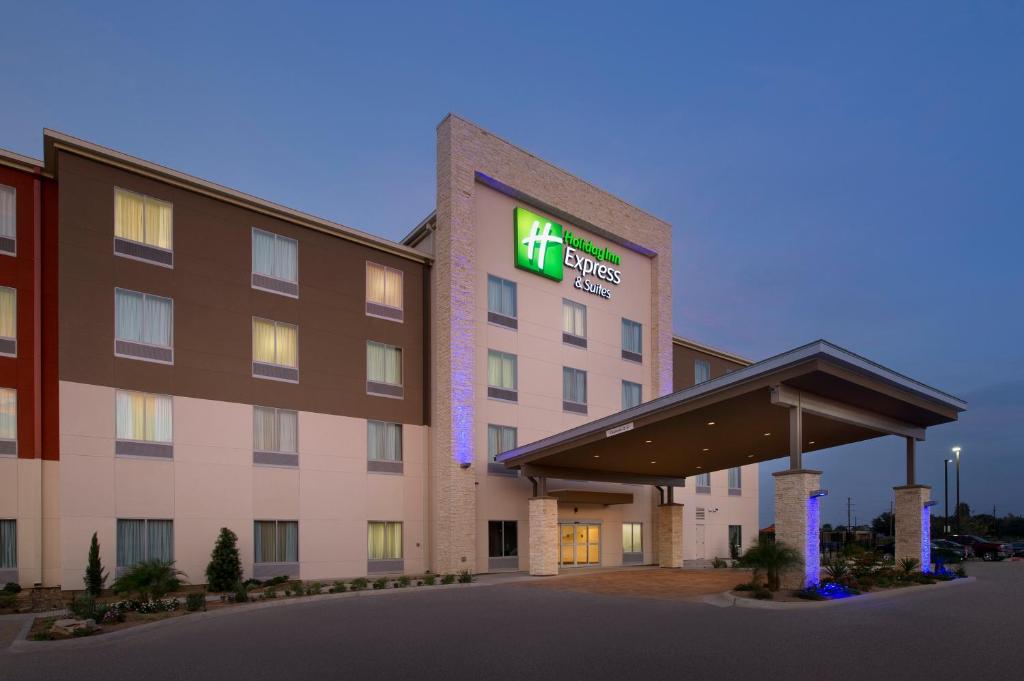 Holiday Inn Express & Suites Bay City an IHG Hotel - main image