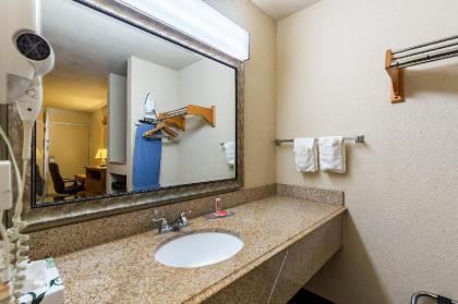 Econo Lodge Baytown - image 9