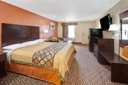 Super 8 by Wyndham Baytown/Mont Belvieu - image 4