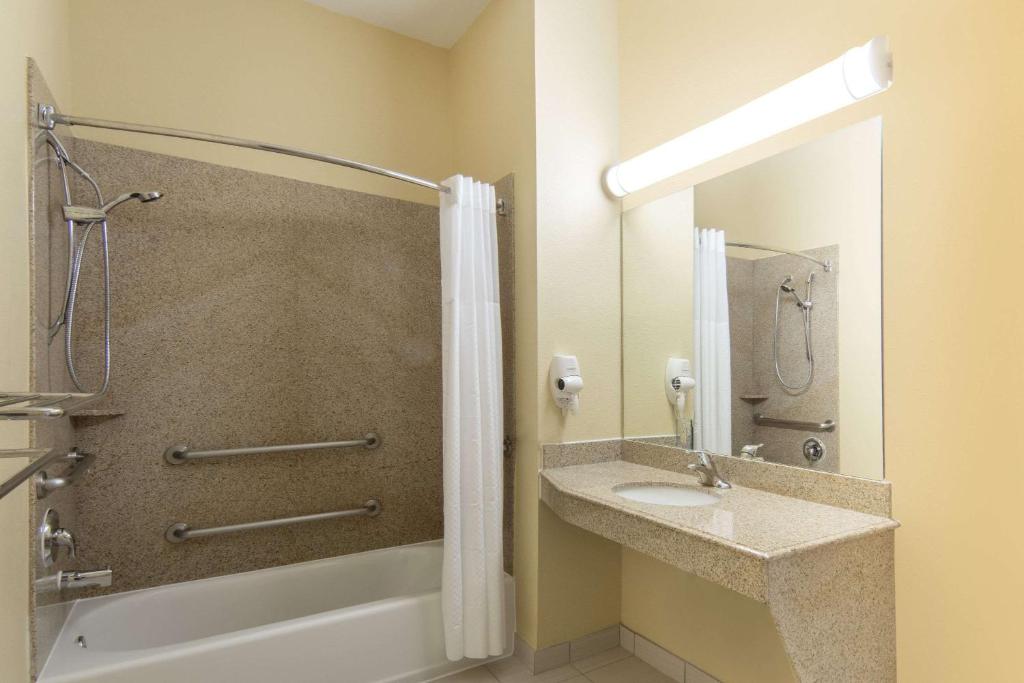 Days Inn by Wyndham Baytown East - image 2