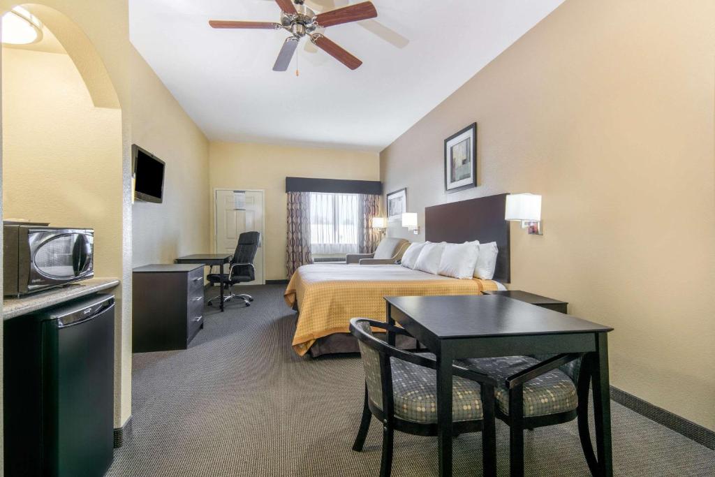 Days Inn by Wyndham Baytown East - image 7