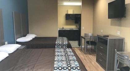 Deluxe Inn & Suites - Baytown - image 10