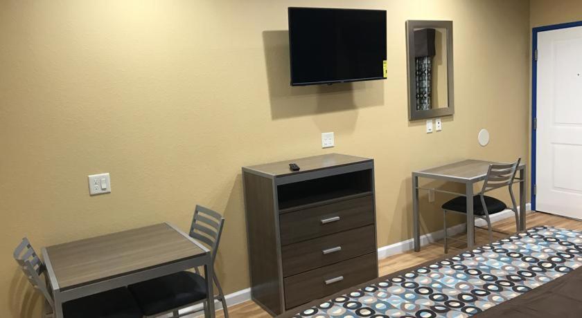 Deluxe Inn & Suites - Baytown - image 3