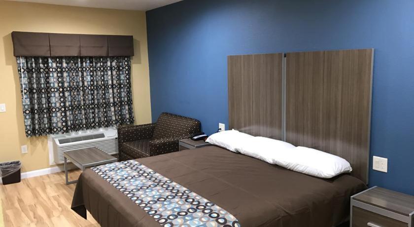 Deluxe Inn & Suites - Baytown - image 5