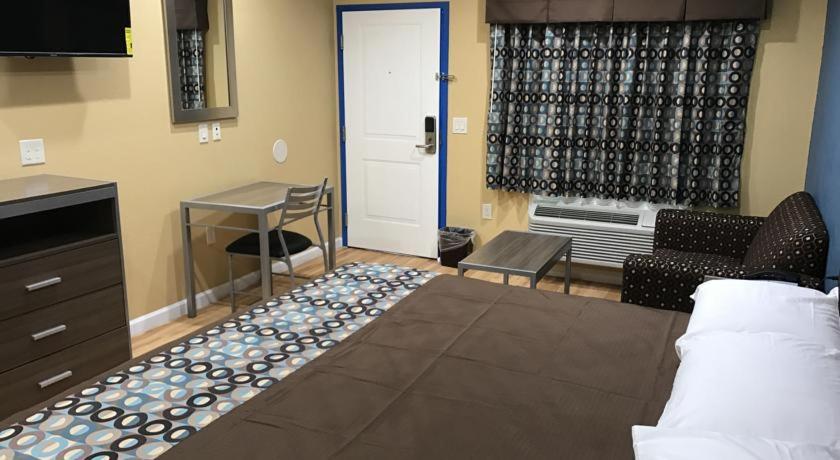 Deluxe Inn & Suites - Baytown - image 6