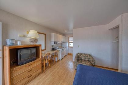 Sea Spray Motel - image 12