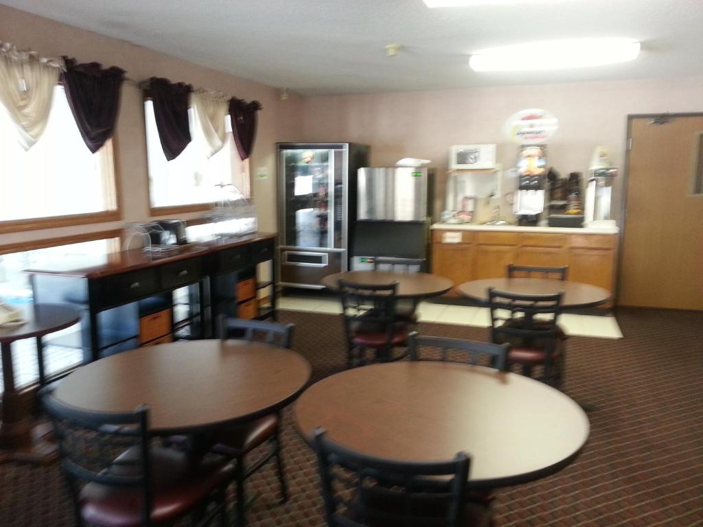 America's Best Value Inn Beardstown - image 3