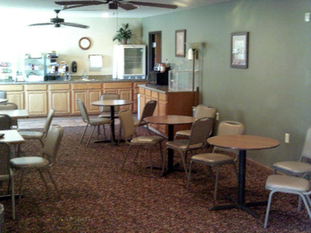 Capri Inn & Suites - Beatrice - image 3