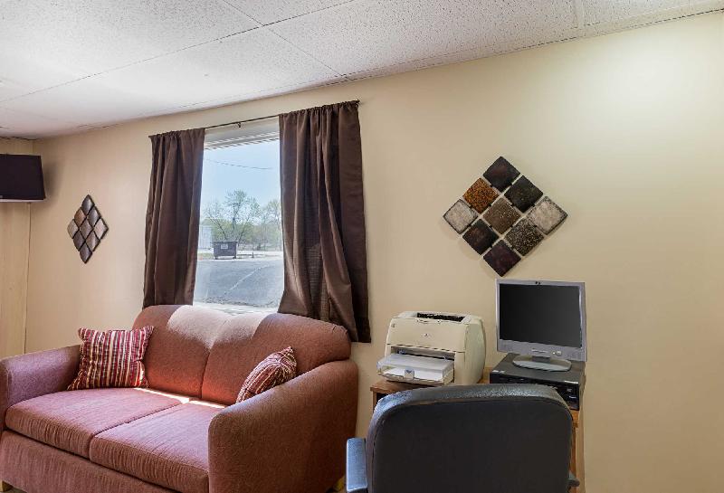 Americas Best Value Inn Beatrice - image 3