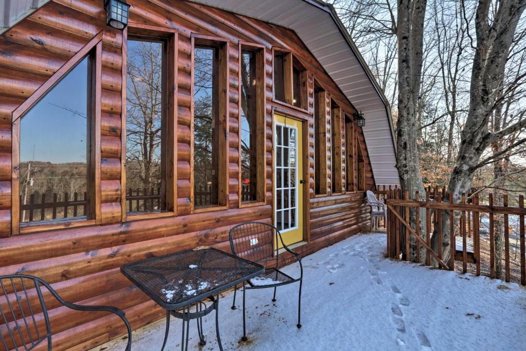 Beattyville Cabin with Decks-by Red River Gorge! - main image