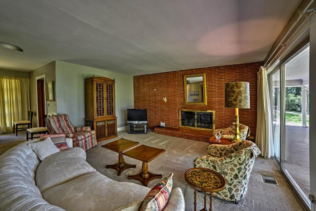 1950s-Style House with Dock and Patio on Newport River - main image