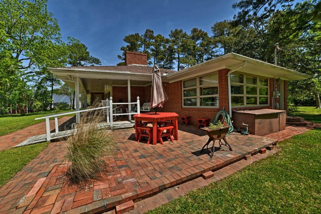 1950s-Style House with Dock and Patio on Newport River - image 3