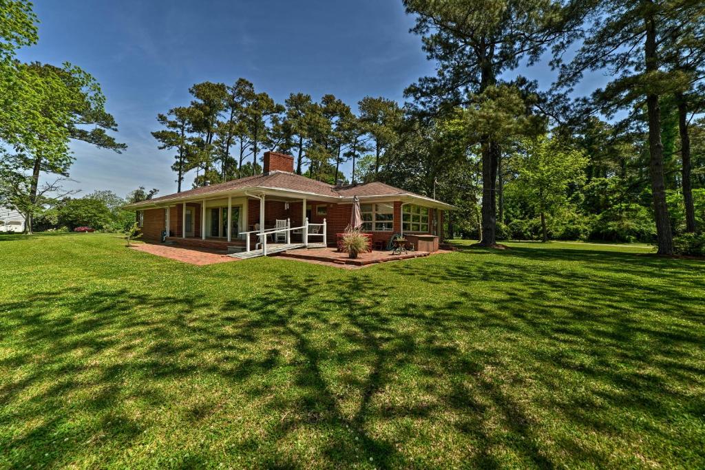 1950s-Style House with Dock and Patio on Newport River - image 6