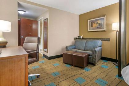 Comfort Suites near MCAS Beaufort - image 9