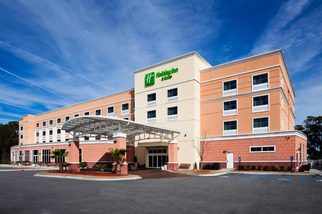 Holiday Inn Hotel & Suites Beaufort at Highway 21 an IHG Hotel - main image