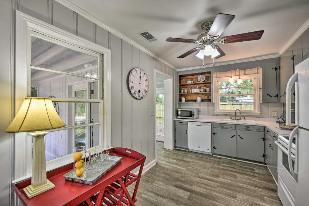 Beaufort Home with Porch 4 Mi from Downtown! - image 3