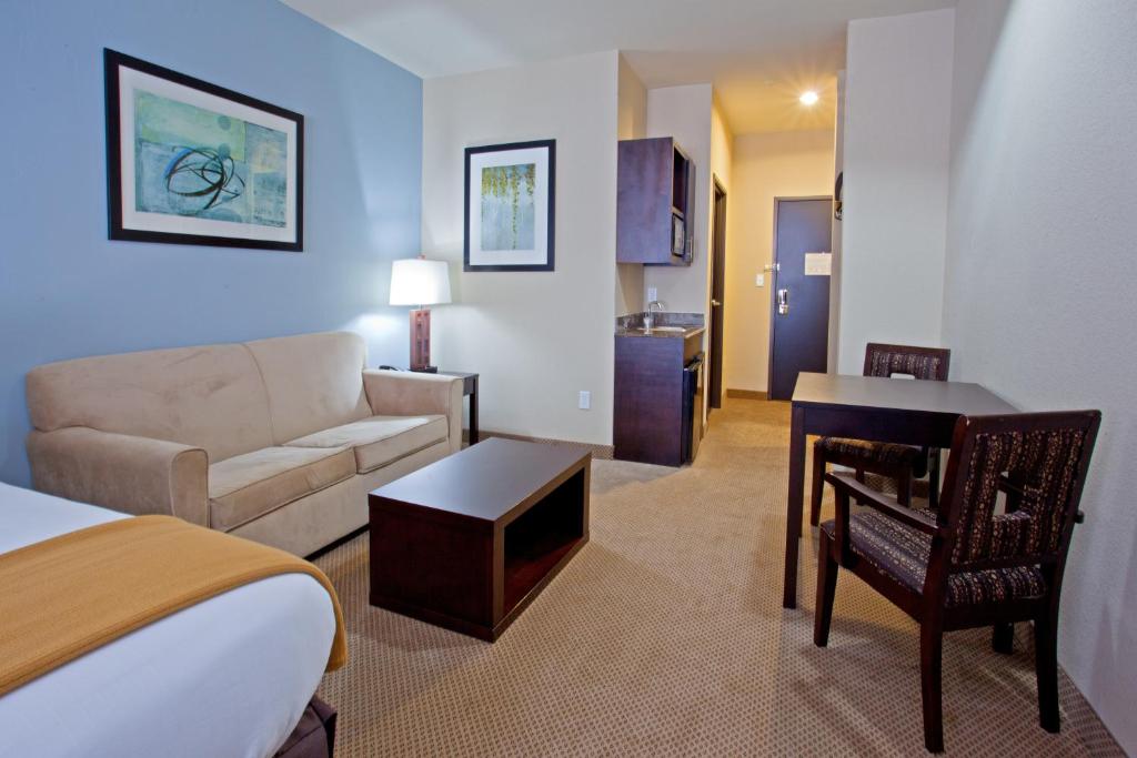 Holiday Inn Express Hotel & Suites Beaumont Northwest an IHG Hotel - image 2