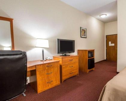 Econo Lodge Inn & Suites Beaumont - image 14