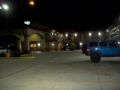 Scottish Inn and Suites Beaumont - image 9