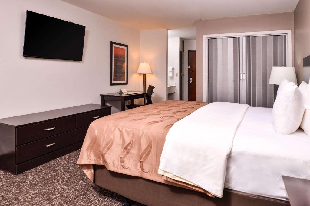 Quality Inn and Suites Beaumont - image 6