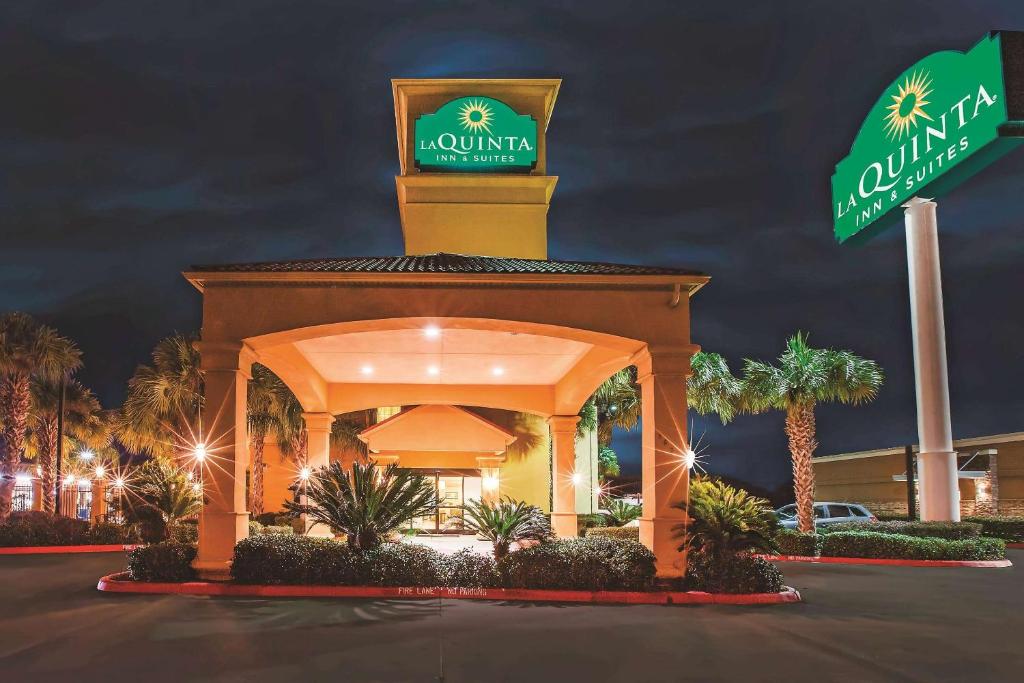 La Quinta by Wyndham Beaumont West - image 4