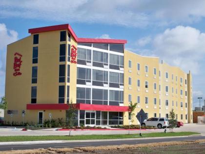 Red Roof Inn & Suites Beaumont - image 1