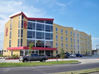 Red Roof Inn & Suites Beaumont - image 5