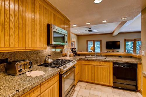 Beaver Creek 3 Bedroom Condo at the Charter Ski-in Ski-out Aveda Amenities included - image 3