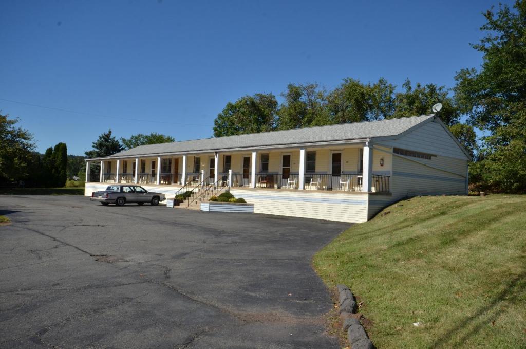 Budget Host Inn Pottstown - image 6