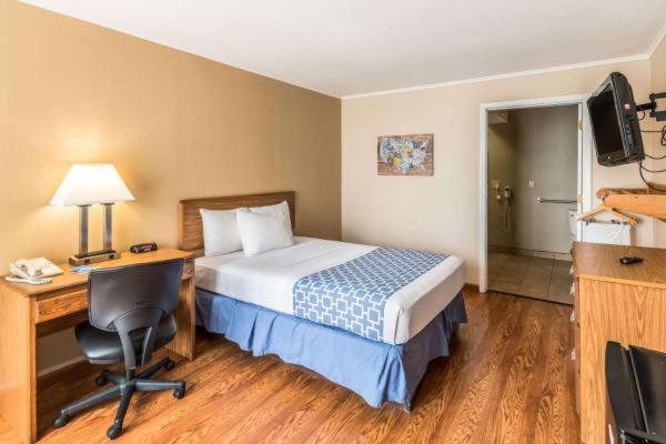 SMART EXTENDED STAY - formerly Rodeway Inn - image 4