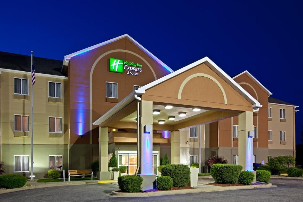 Holiday Inn Express Hotel & Suites Bedford an IHG Hotel - main image