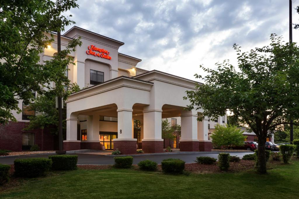 Hampton Inn & Suites by Hilton Manchester Bedford - main image