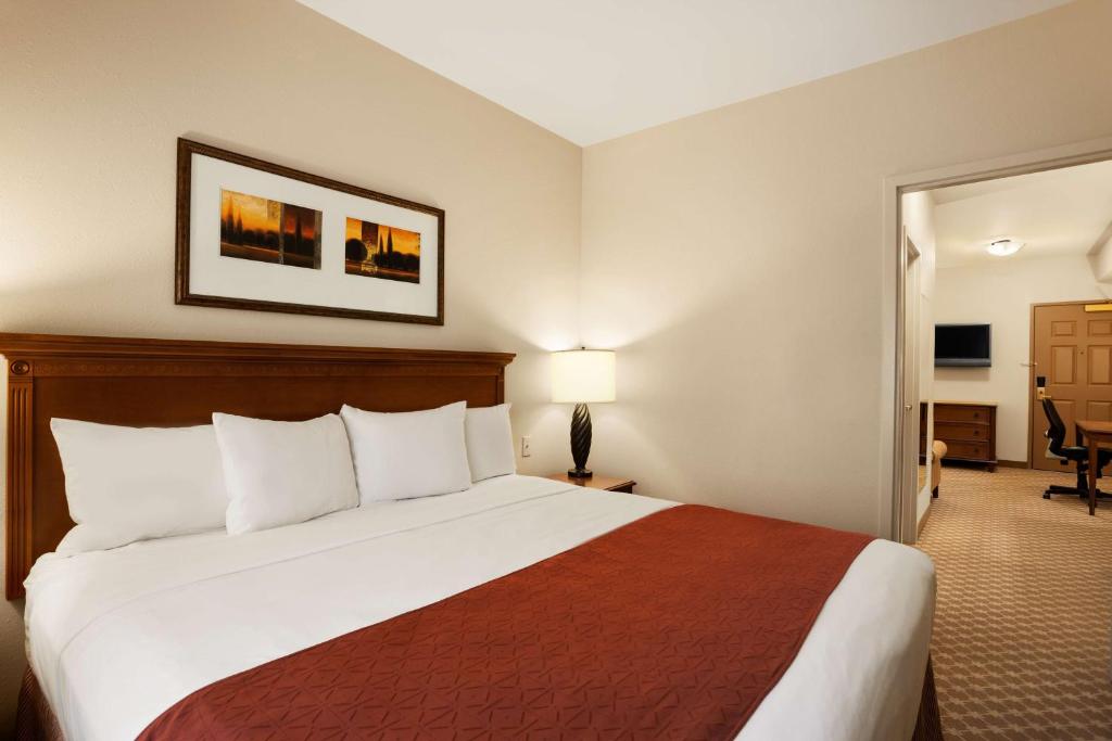 Country Inn & Suites by Radisson Manchester Airport NH - image 3