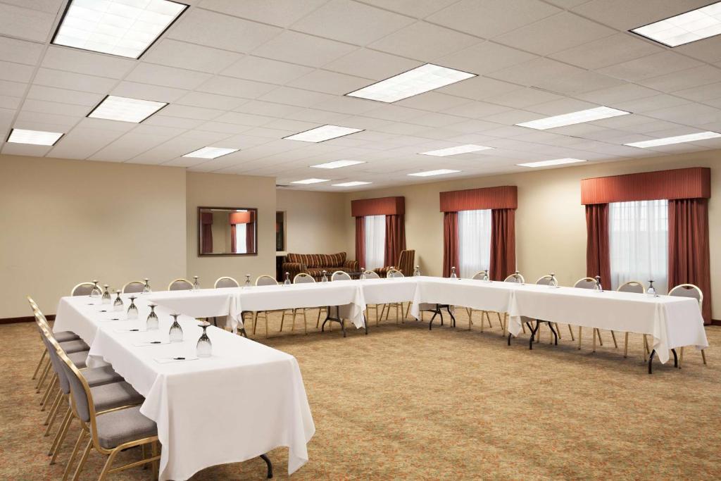 Country Inn & Suites by Radisson Manchester Airport NH - image 5