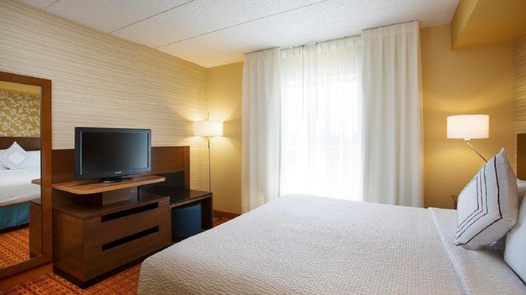 Fairfield Inn & Suites Chicago Midway Airport - image 2