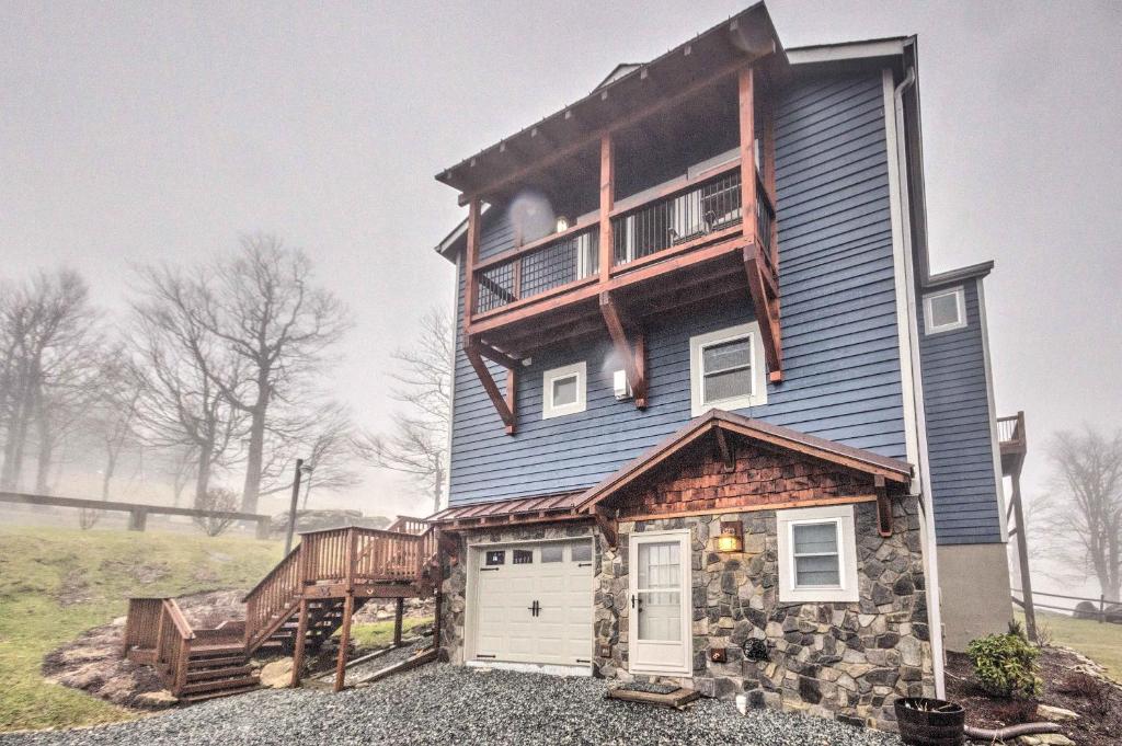 Ski-in and Ski-out Beech Mountain Cabin with Deck! - image 4