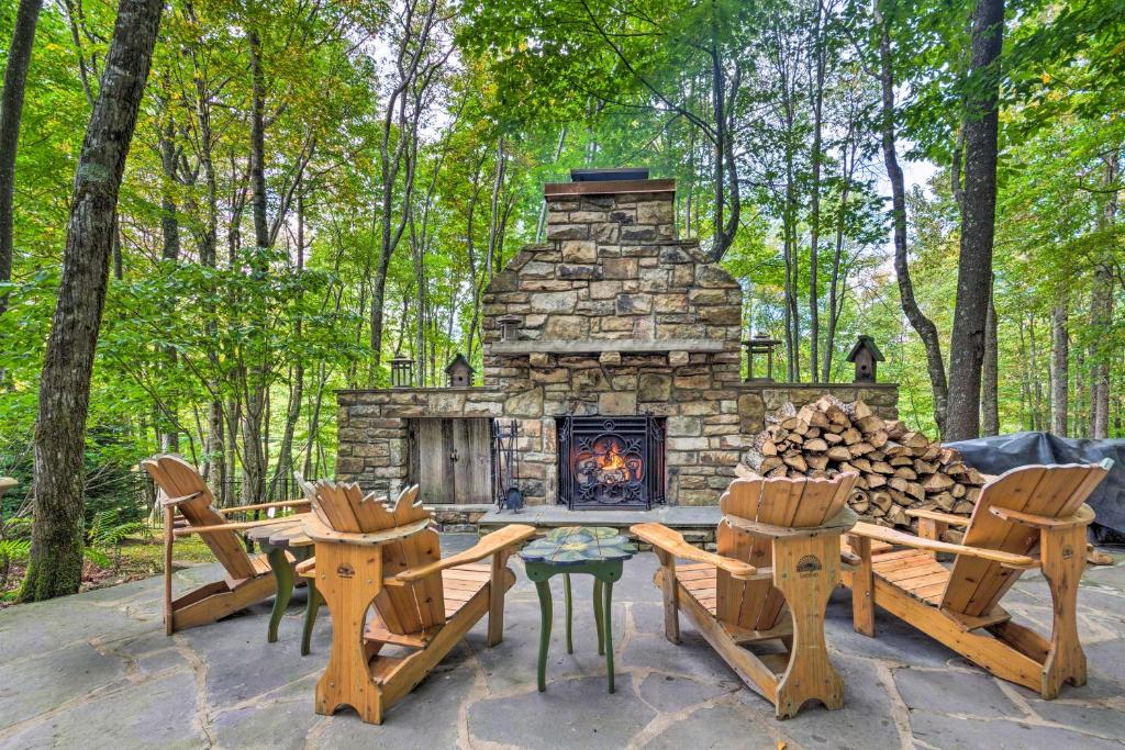 Stunning Beech Mountain Cabin with Porch and Hearth - main image