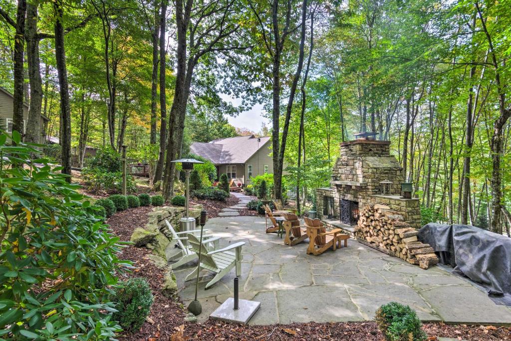 Stunning Beech Mountain Cabin with Porch and Hearth - image 3