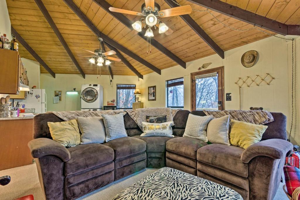 Beech Mountain Ski Escape with Deck and Mtn Views! - image 7