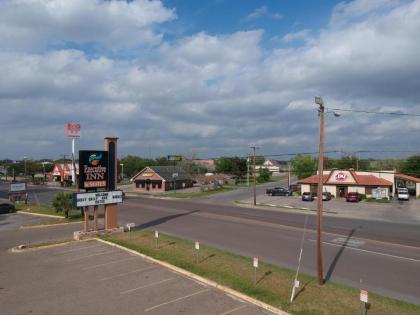 Executive Inn & Suites Beeville - image 2