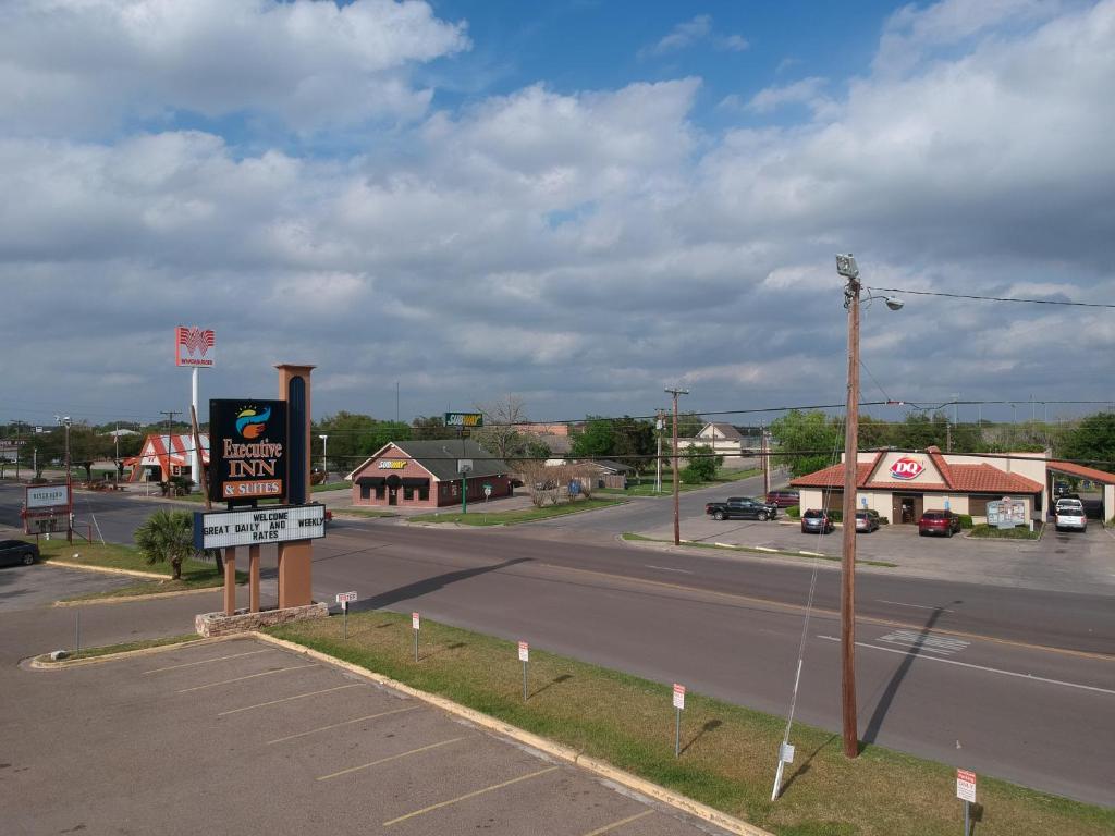 Executive Inn & Suites Beeville - image 2