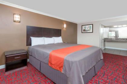 Travelodge Inn & Suites by Wyndham Bell Los Angeles Area - image 9