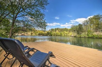 The Bella Vista Lakeside Treehouse with Dock and Kayaks