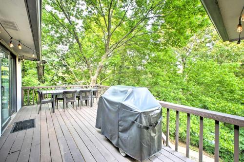 The Bella Vista Lakeside Treehouse with Dock and Kayaks - image 2