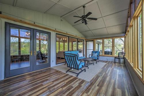 The Bella Vista Lakeside Treehouse with Dock and Kayaks - image 4